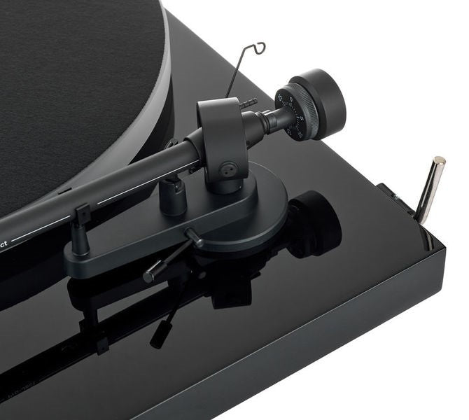 Pro-Ject Debut III DC Esprit Piano Black tonearm and counterweight detail