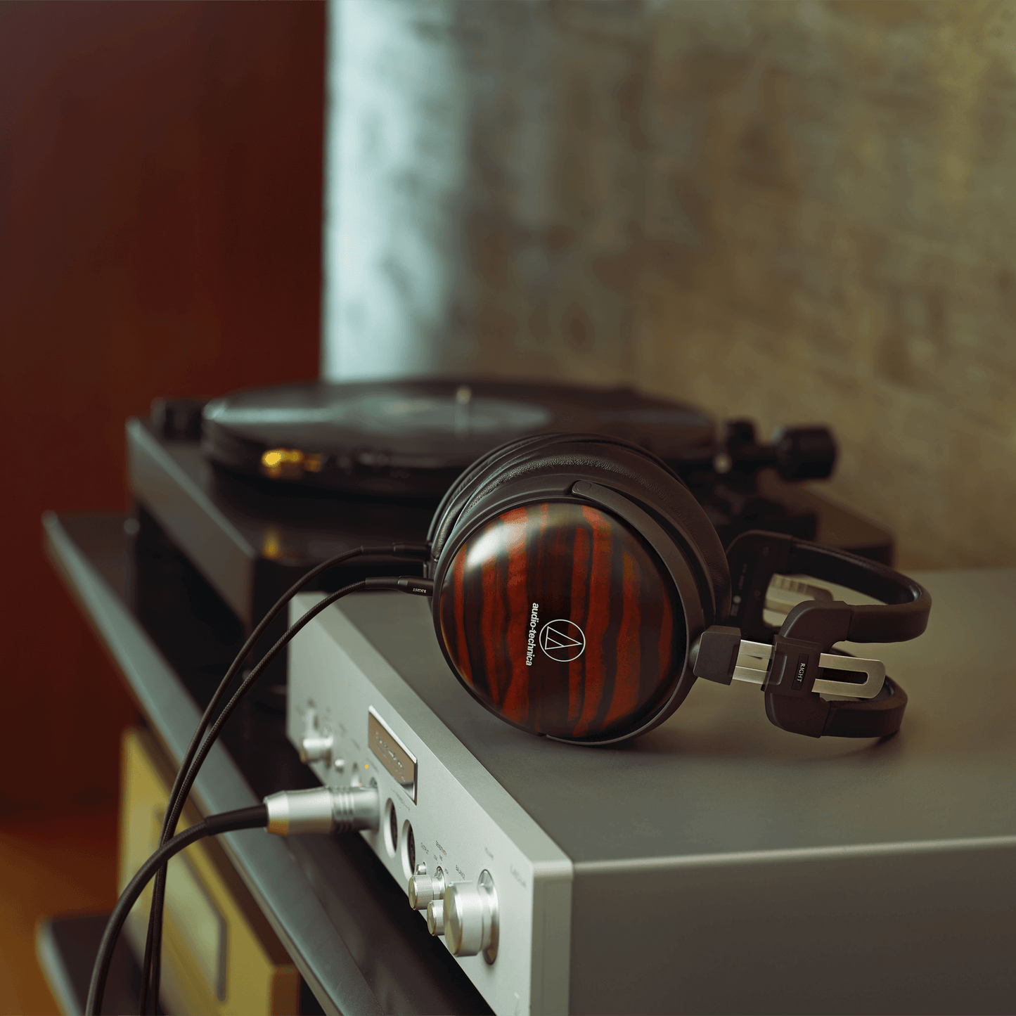 Audio-Technica-ATH-AWKT/f-PremiumHIFI