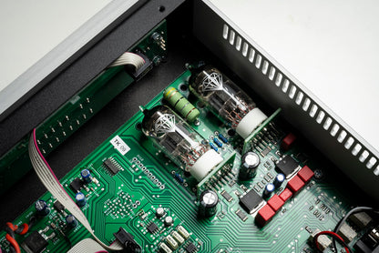 Pro-Ject DAC Box RS Final Edition internal circuitry and ECC88 tubes