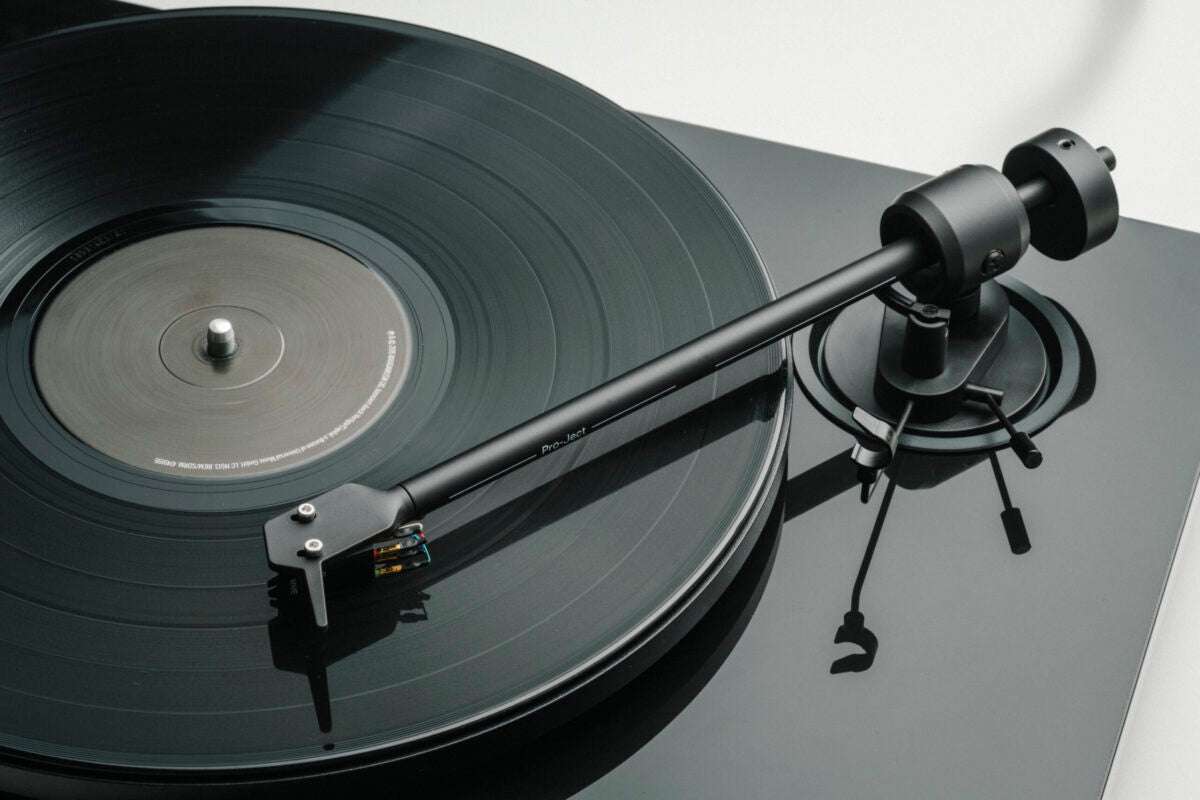 Pro-Ject E1.2 tonearm and cartridge detail